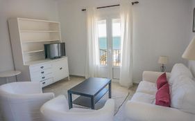 Amplio Alojamiento Con Magnificas Vista A 6 Metros De La Playa